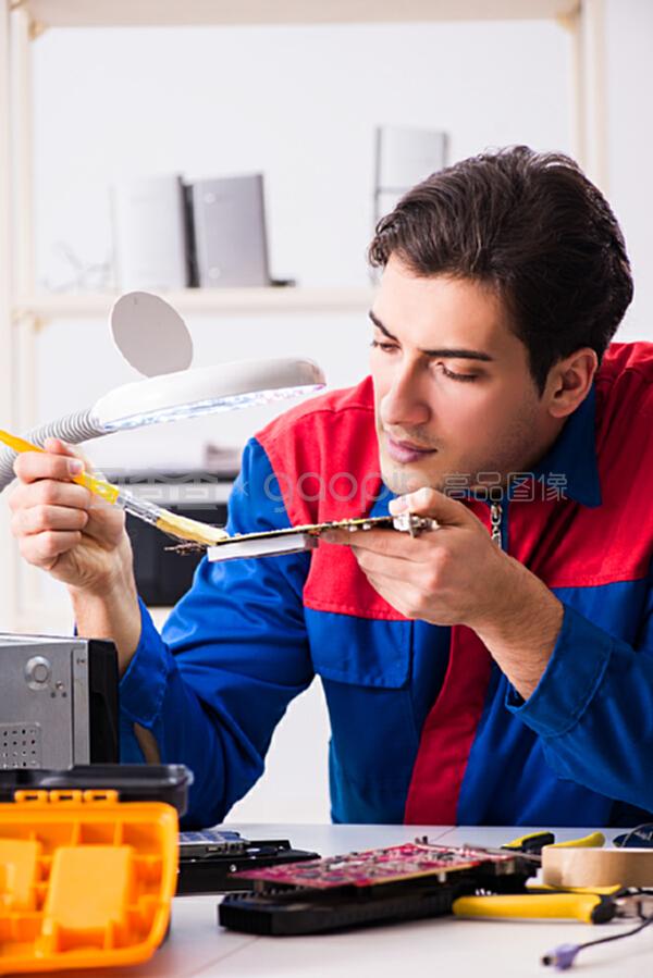 維修車間計(jì)算機(jī)的專業(yè)修理工 技術(shù)、挑戰(zhàn)與價(jià)值